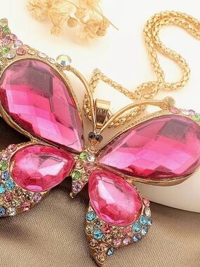 💕 NEW Stunning Betsey Johnson Gold Butterfly Necklace with Hot Pink Crystals 💕